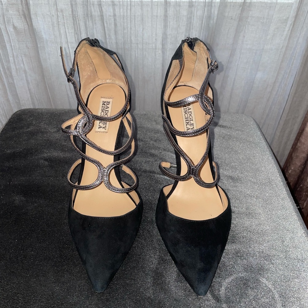 Badgley Mischka suede pumps!